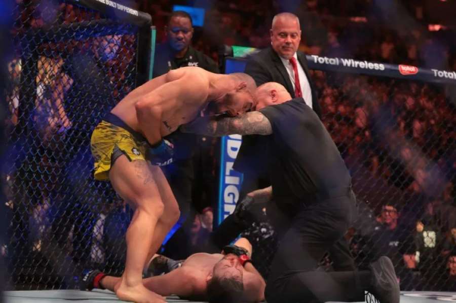 Vyhrocenou bitvu v UFC oslavil brazilský divoch. Po výhře nadšeně štěkal