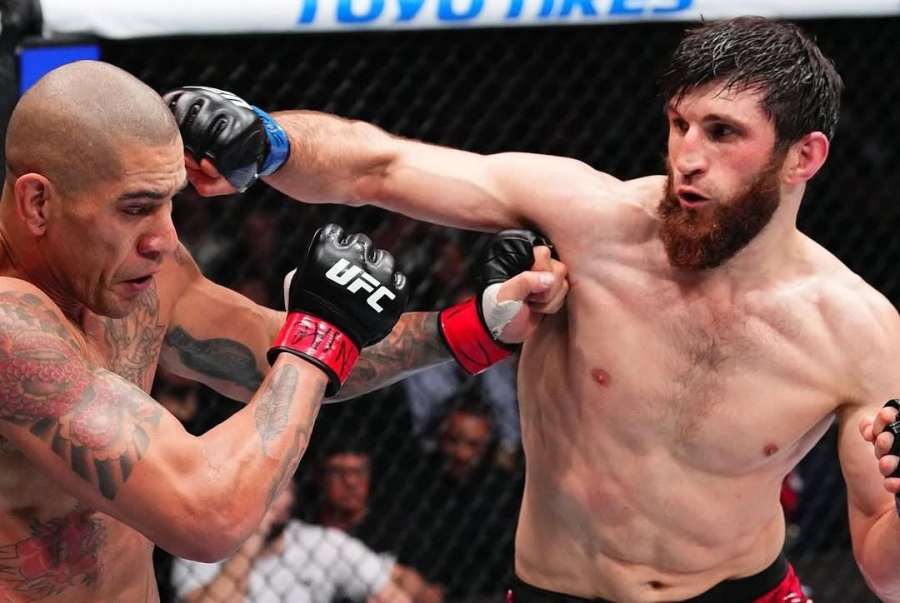 Slíbil KO a začal makat. Šampion UFC na tréninku rozdával kopy