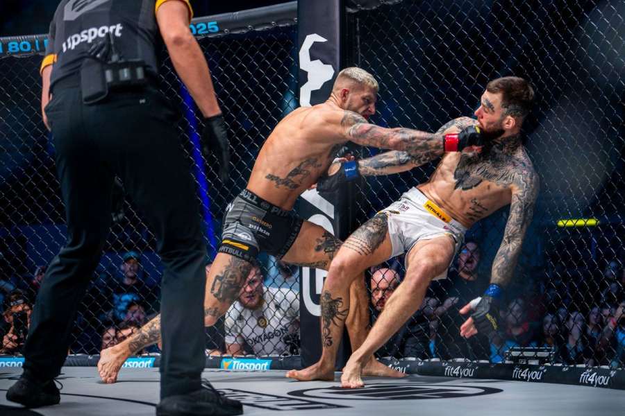 Roušal nadchl fanoušky. KO. Několikrát poslal soupeře tvrdě k zemi