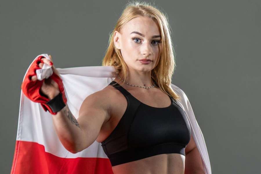 Polská bojovnice se odvázala. Oblékla si kostým, ukázala hluboký výstřih