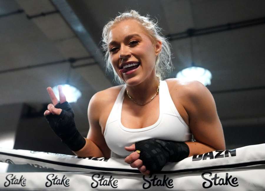 Boxerka řádila na pláži. Jsem divoká a mokrá, provokovala