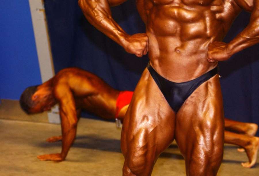 Majitel obrovských bicepsů zemřel