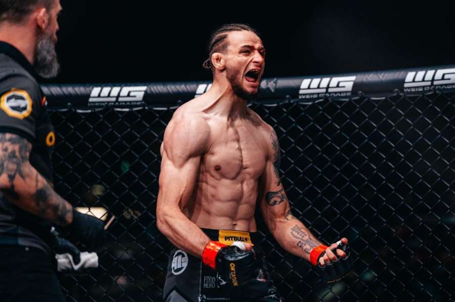 Plán se nemění. Praštit ho do obličeje. Když zůstane stát, bude to opakovat