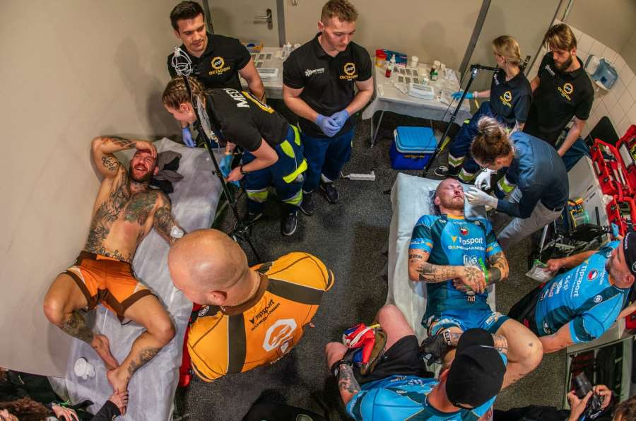 Po přestřelce společně na ošetřovně. Humburger s Pirátem si vyfotili i selfie