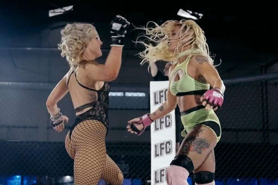 MMA v krajkách a podvazcích. Boj ve stylu zábavy a provokace