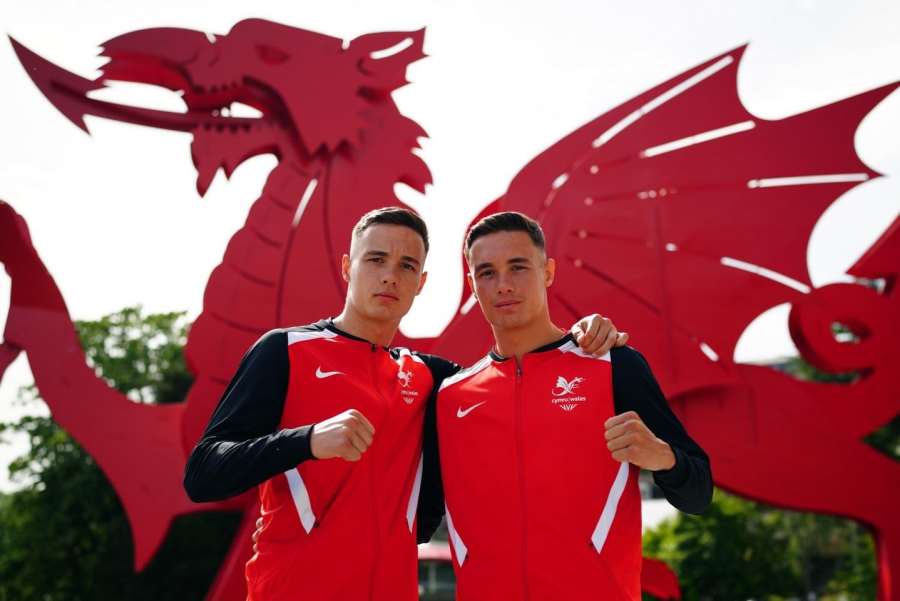 Dvojčata mají stejný sen, dostat se na olympiádu. Na své cestě jsou však zkoušena osudem