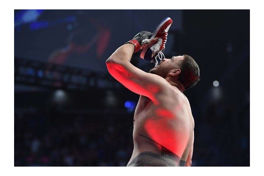 Lehce opilý na záchodě kývl na bitvu. Pak seknul krále KO a UFC má svého hrdinu