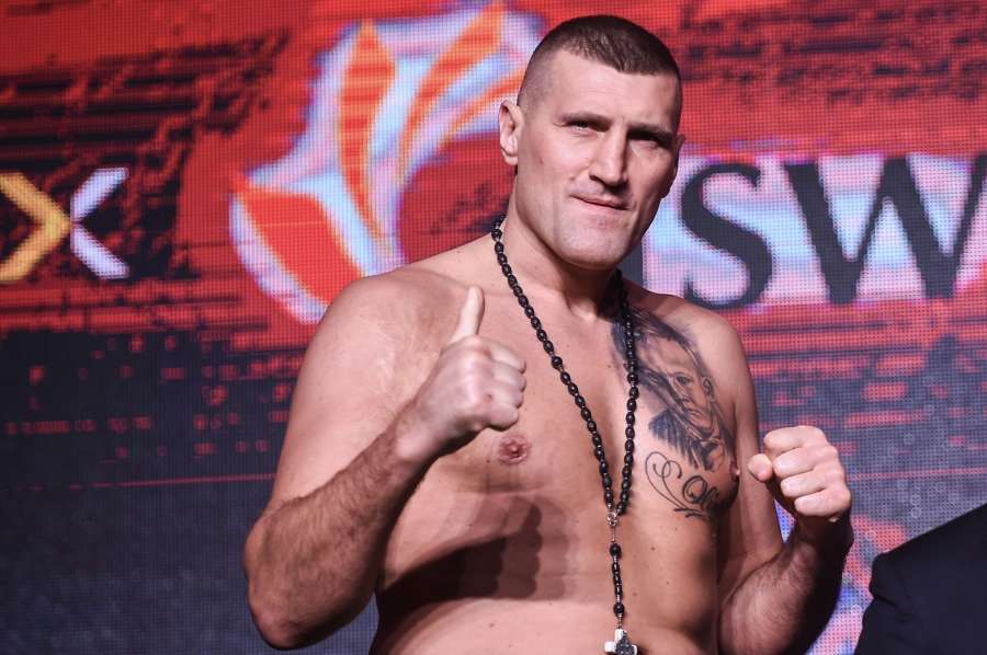 Hvězdný boxer vymlátil v kleci hned tři soupeře najednou. Za 30 sekund