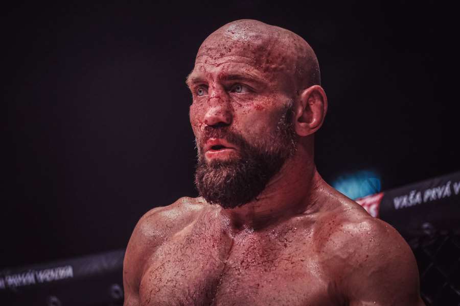 Do klece vkročí tvrdý ocelový dědek, Jarda Jágr v MMA, říká trenér