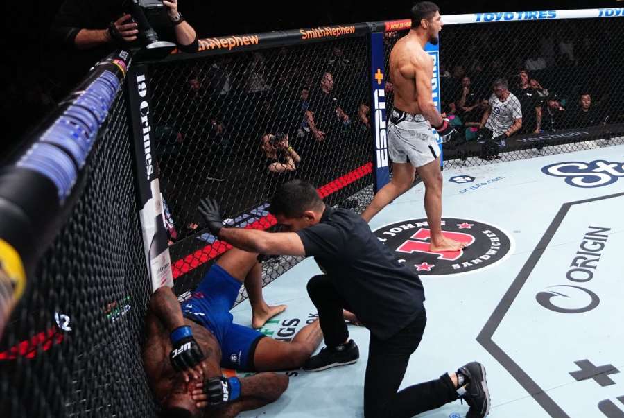 Kontroverze v UFC. Peňázův přemožitel schytal dloubanec do oka, rozhodčí nereagoval, pak schytal KO