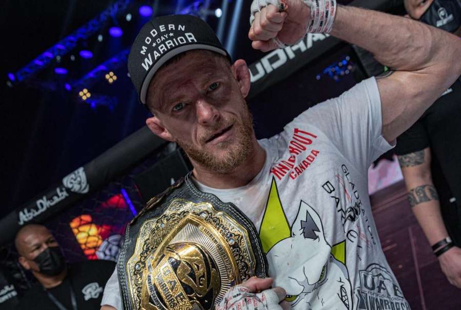 Lékař zastavil MMA bitvu, prohraný zápasník vybouchl, vítěz radši přeskočil pletivo