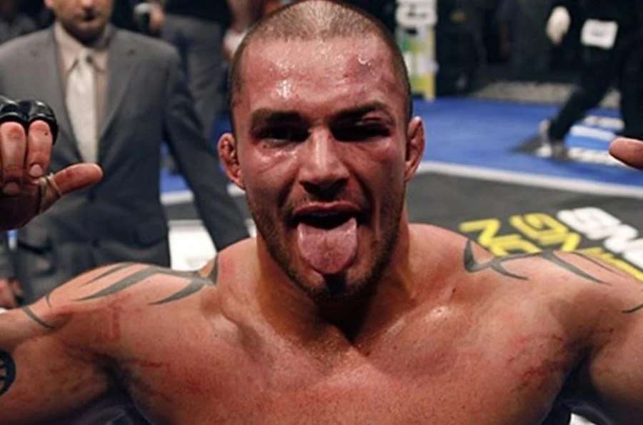 Bývalý bojovník UFC lítá v obřích trablech. Zmasakroval mladíka, co ho chtěl připravit o dědictví