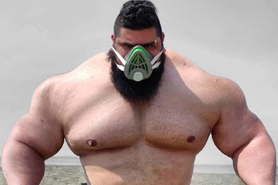 Íránský Hulk dře na bitvu s obrem. Nechává se mlátit kusem dřeva, pak sestřelí figurínu