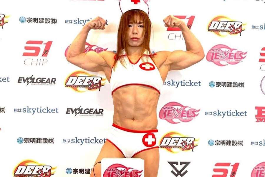 Japonka zoufale touží po UFC a nestydí se pro smlouvu ani svléknout