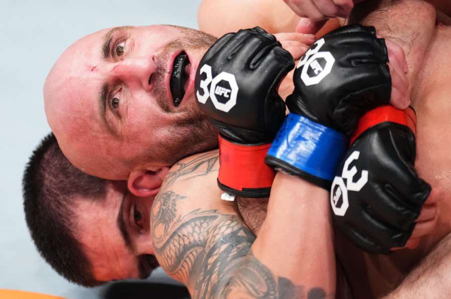Strhující bitva v Austrálii nadchla diváky i celou UFC. Volkanovski však Rusovi titul z chřtánu nevyrval