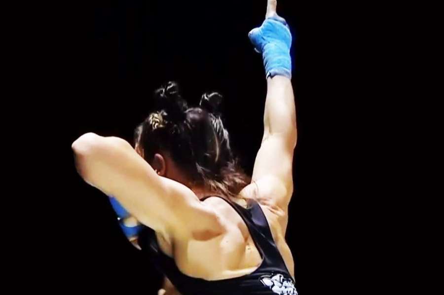 VIDEO: Šokující oslava KO. Boxerka vyhrnula top a byla nahoře bez