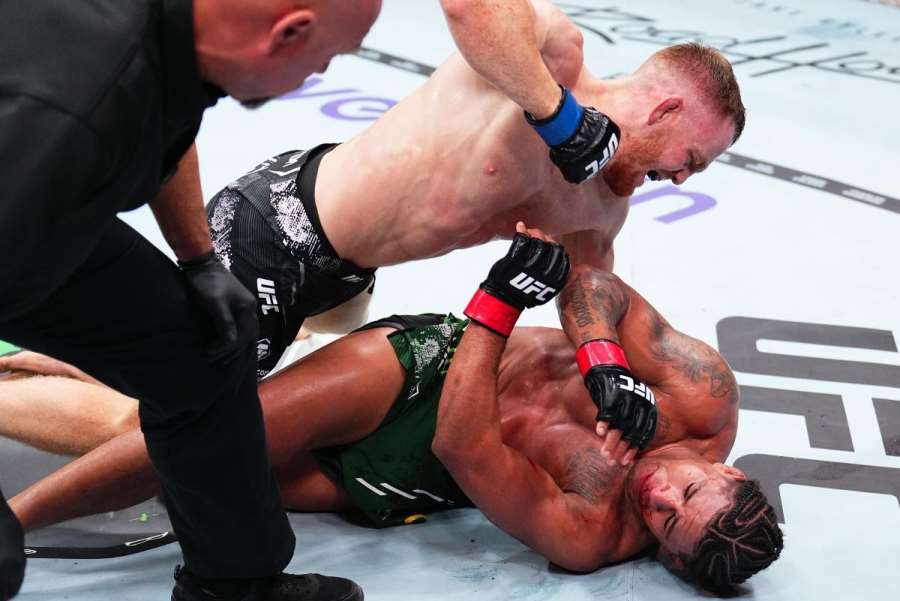 Životní výhra v UFC. Australan přitom dvě kola zápasil se zlomenou rukou