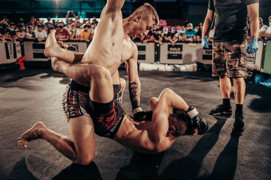 Dřevorubec chtěl válku. Dostal ji a vyfasoval TKO. A jeden letící ručník 