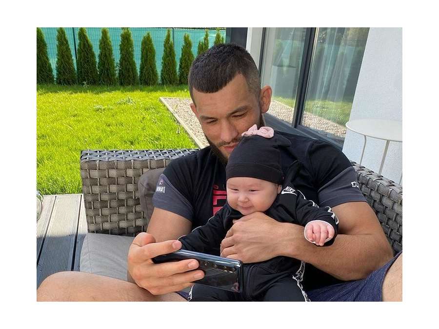 Zrušený zápas připravil Muradova o půl milionu. Tohle neřeší, těší se na dceru 