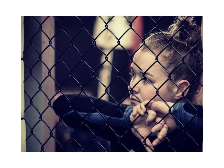 Dívka s roztomilým výrazem ve tváři klame. Zabiják, který nedělá MMA pro zábavu