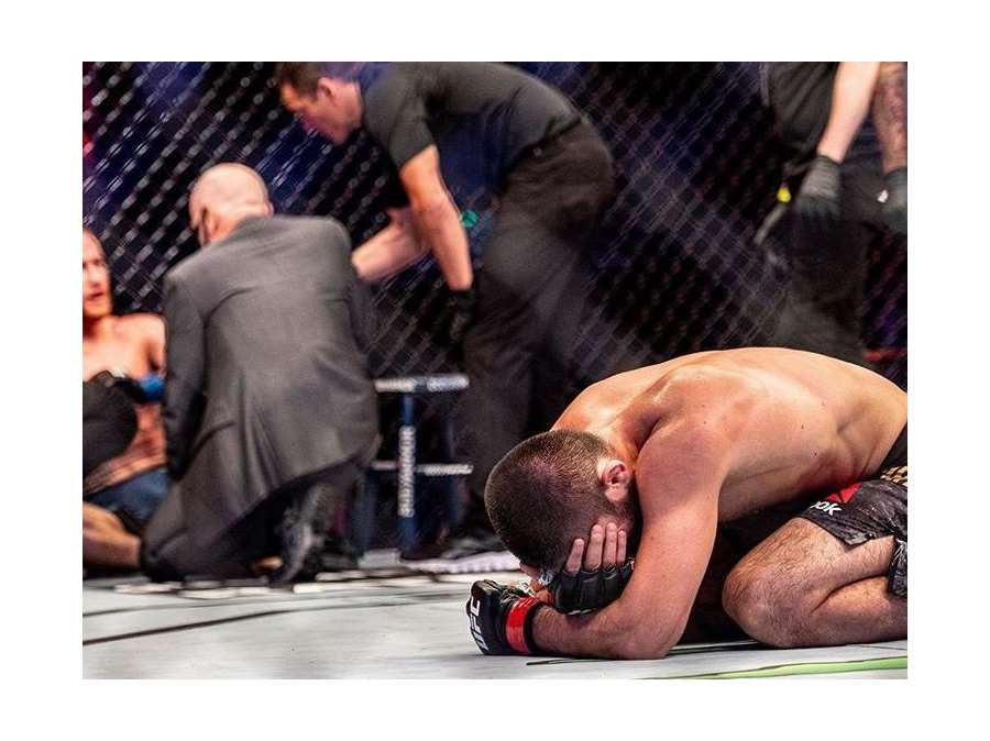 Neporažený král Nurmagomedov se stal legendou. Se slzami v očích ukončil kariéru