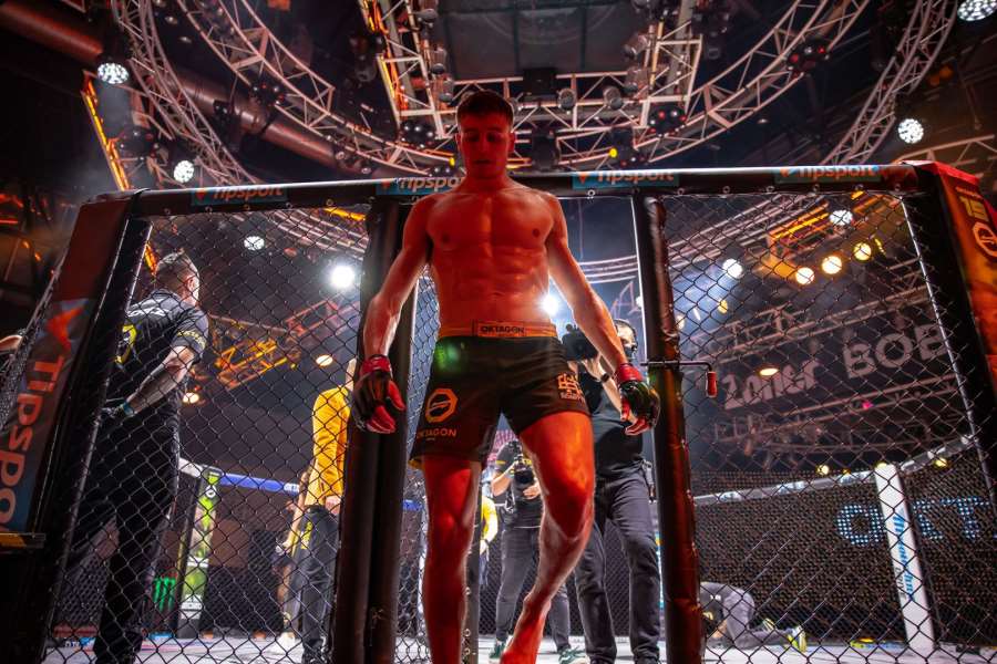 Premiéra kickboxera v MMA? Střelba bez tlumiče. Peňáz se může stát postrachem