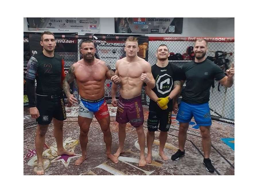 Šampion se vrací, Kozma je salámista, je v klidu kouč. A Vémola?  Má nakřápnutý prst 