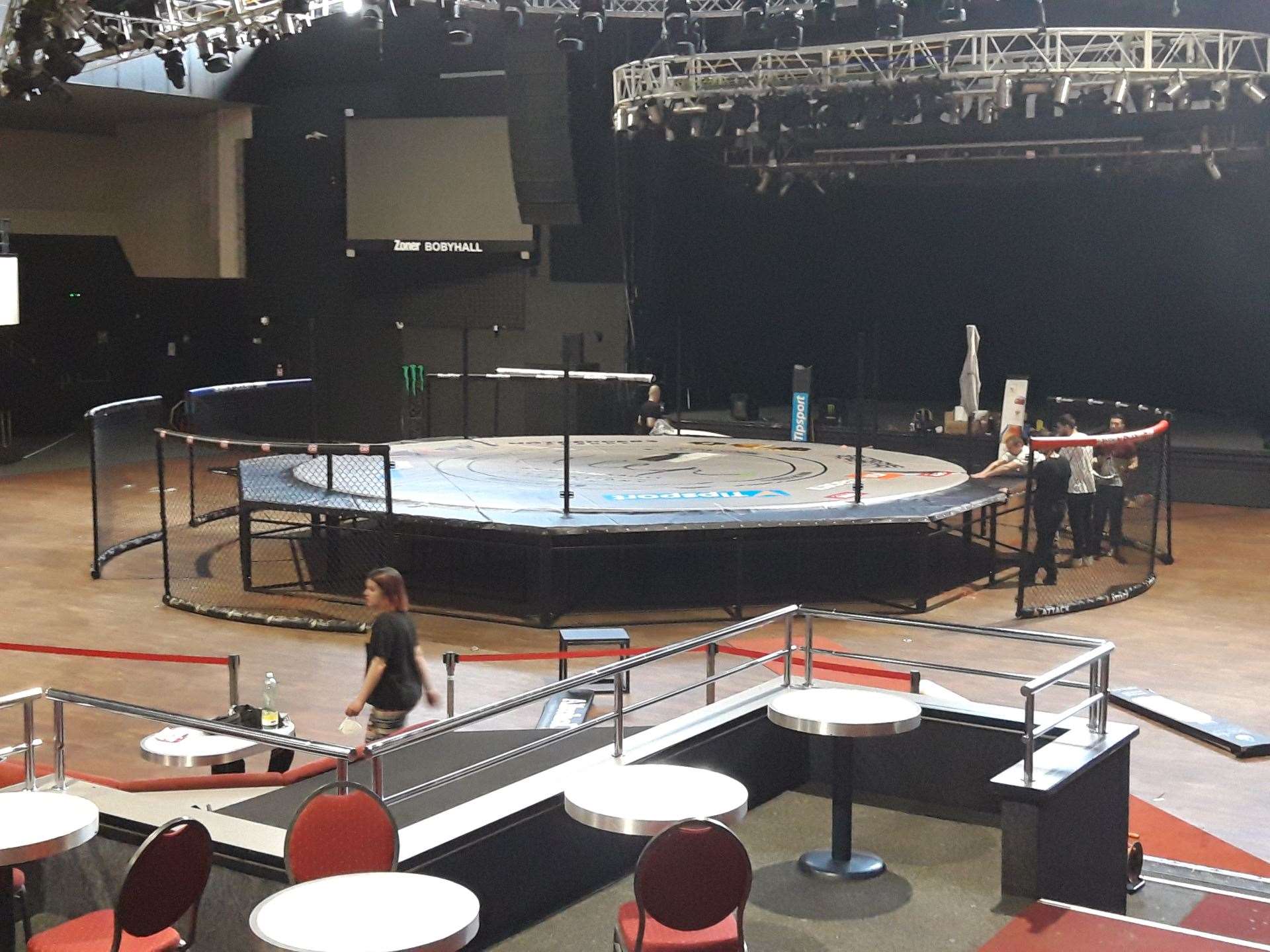 ZDROJ: OKTAGON MMA V pátek dopoledne stavba klece začala...
