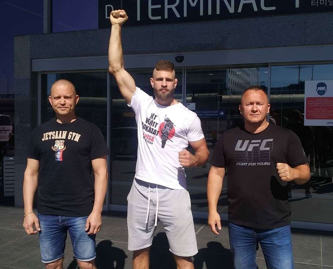 ZDROJ: kaocko.cz Jiří Procházka s trenéry Martinem Karaivanovem a Jaroslavem Hovězákem