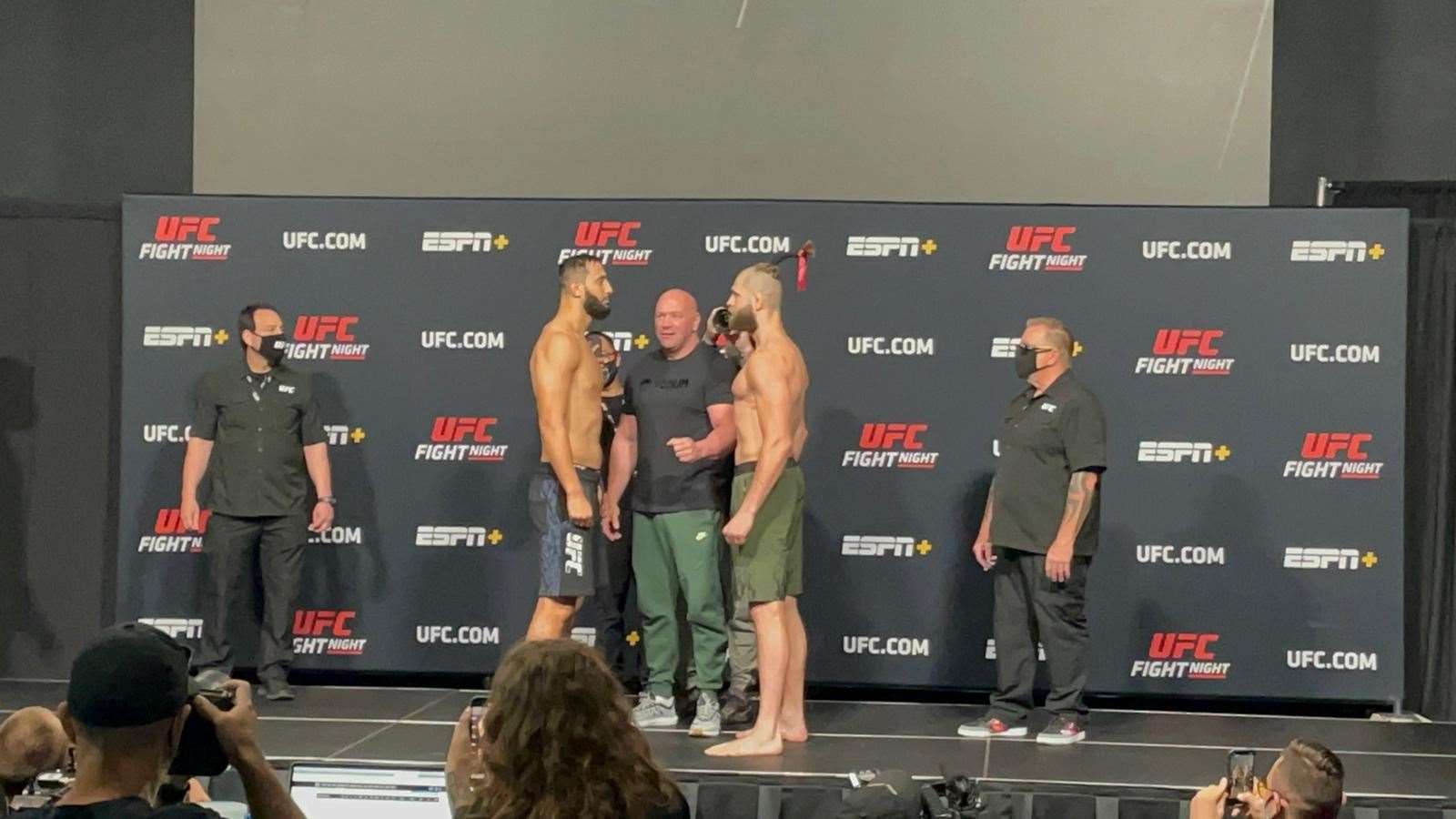 ZDROJ: Martin Karaivanov Jiří Procházka a Dominick Reyes a jejich staredown